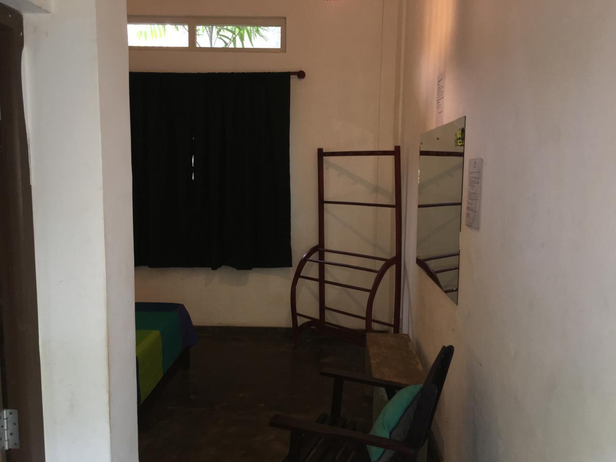 Colombo Beach Hostel Dehiwala-Mount Lavinia Екстер'єр фото